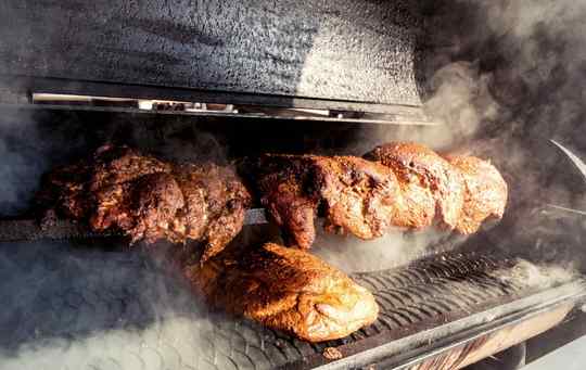How to Arrange Meat in a Smoker